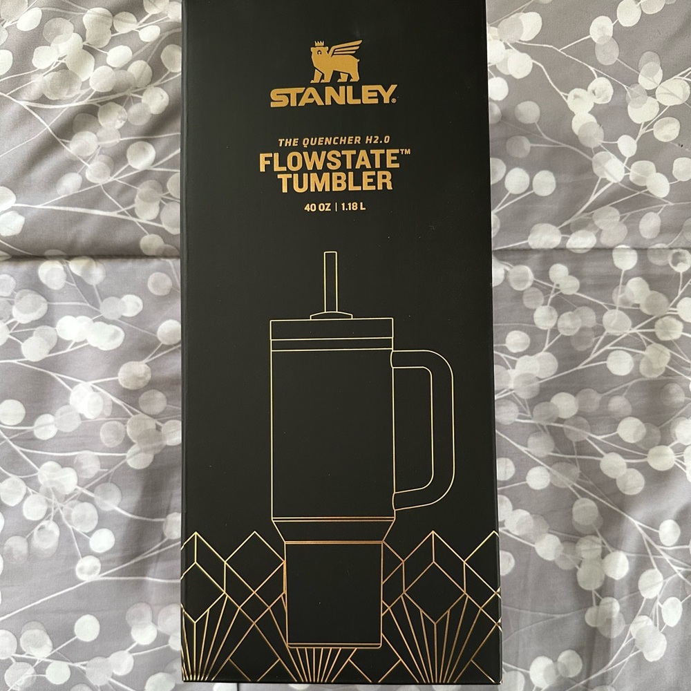 NEW in box Stanley Black Gloss Deco 40oz Quencher H2.0 Flowstate Tumbler